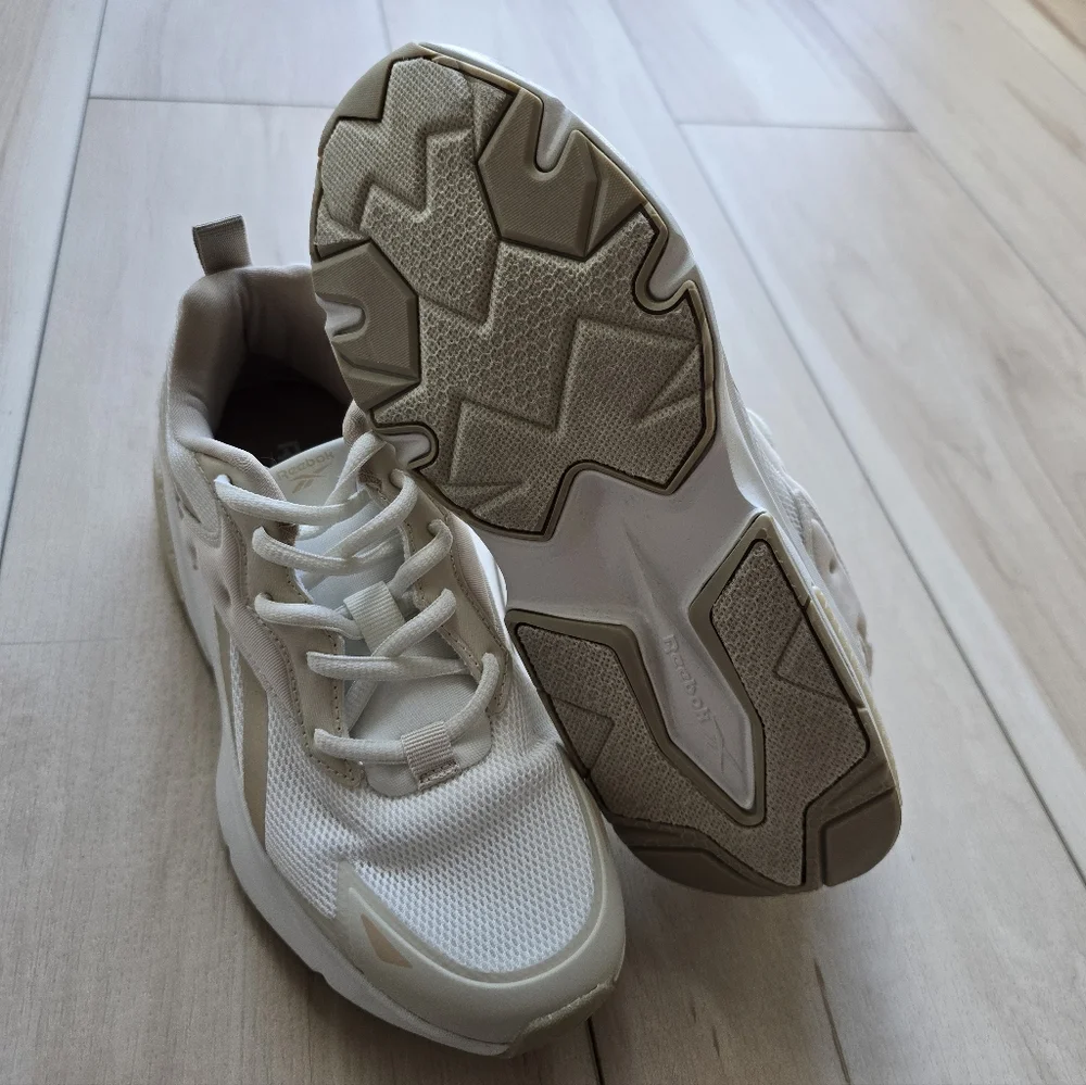 NEW Reebok Girls Gold Accent Athletic Sneakers